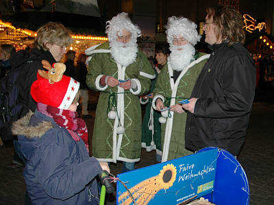 GRÜNE Weihnachtsmänner mit Daniela Schneckenburger und Ulrich Langhorst GRÜNE Weihnachtsmänner