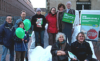 Gruppenfoto: Die Dortmunder GRÜNEN auf dem schmelzenden Eisberg mit 'Ministerpräsident Rüttgers'.