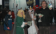 Klimatour 1.12.2007 an der Katharinentreppe in Dortmund - Dortmunder GRÜNE verteilen Klimabroschüren.