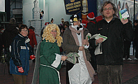 Klimatour 1.12.2007 an der Katharinentreppe in Dortmund - Dortmunder GRÜNE verteilen Klimabroschüren. Klimatour 1.12.2007 an der Katharinentreppe in Dortmund - Dortmunder GRÜNE verteilen Klimabroschüren.