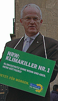 Ministerpräsident Rüttgers auf Pappe gezogen mit Schild um den Hals. Text: NRW - Klimakiller Nr. 1 - Umweltschutz ohne Wenn und Aber, Herr Rüttgers!