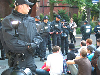 Polizeikette vor Sitzblockade (C) Rita-Maria Schwalgin