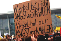 Pappe mit Aufschrift: Merkel hat nicht Angst vor Strahlen, Merkel hat nur Angst vor Wahlen. Foto: www.gruene.de