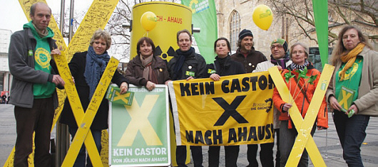 GRÜNE protestieren mit Transparenten gegen Castor-Transporte nach Ahaus Protest gegen Castor