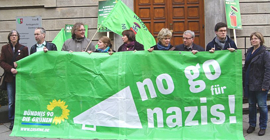 GRÜNE Lokal- und Landespolitikerinnen und -politiker bei Mahnwache vor Amtsgericht mit Transparent 'No Go für Nazis' Mahnwache