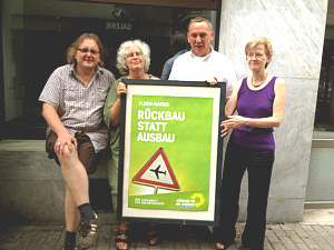 Ulrich Langhorst, Hilke Schwingeler, Reiner Priggen und Ingrid Reuter mit Anti-Flughafen-Plakat GRÜNE mit Wahlkplakat