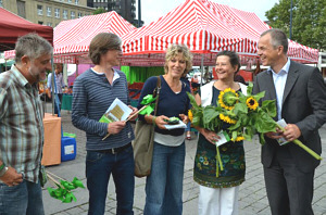Frank Meyer, Stefan Neuhaus, Daniela Schneckenburger, Ulrike Märkel und Minister Johannes Remmel auf dem Hansa Markt in Dortmund Johannes Remmel auf Hansamarkt