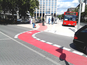 Radwegemarkierung vor dem Hauptbahnhof Radverkehr