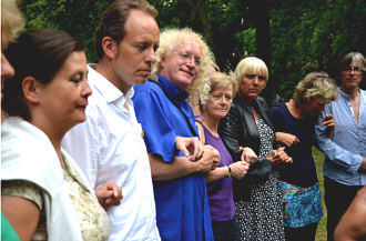 Dortmunder GRÜNE und Claudia Roth bilden eine Kette Blockadetraining