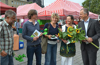 Frank Meyer, Stefan Neuhaus, Daniela Schneckenburger, Ulrike Märkel und Minister Johannes Remmel auf dem Hansa Markt in Dortmund Johannes Remmel auf Hansamarkt