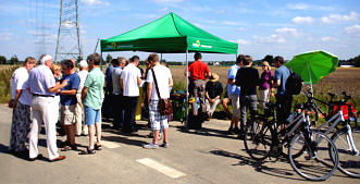 Teilnehmerinnen und Teilnehmer beim Picknick auf der Trasse der OW III a Picknick