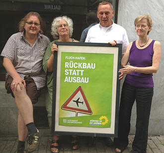 Ulrich Langhorst, Hilke Schwingeler, Reiner Priggen und Ingrid Reuter mit Anti-Flughafen-Plakat Reiner Priggen