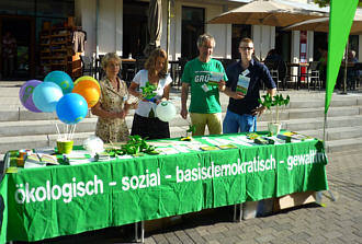 Barbara Brunsing, Susanne Lohse, Jürgen Brunsing und Oliver Körting am Infostand in Hombruch Infostand Hombruch