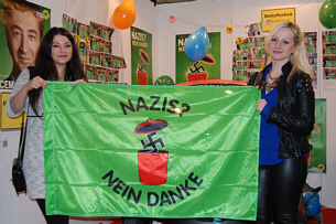 Besucherinnen des TURKU Festivals mit GRÜNEM Transparent 'Nazis! Nein danke! Aktionsfoto 1