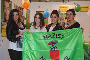 Besucherinnen des TURKU Festivals mit GRÜNEM Transparent 'Nazis! Nein danke! Aktionsfoto 1
