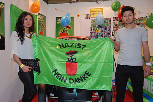 Besucherin und Besucher des TURKU Festivals mit GRÜNEM Transparent 'Nazis! Nein danke! Aktionsfoto 1
