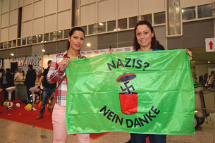 Besucherinnen des TURKU Festivals mit GRÜNEM Transparent 'Nazis! Nein danke! Aktionsfoto 1