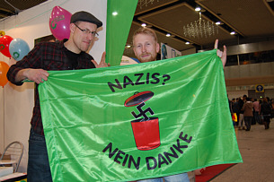 Besucher des TURKU Festivals mit GRÜNEM Transparent 'Nazis! Nein danke! Aktionsfoto 1
