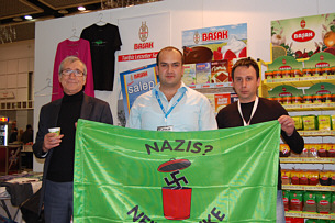 Besucher des TURKU Festivals mit GRÜNEM Transparent 'Nazis! Nein danke! Aktionsfoto 1