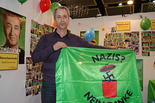 Besucher des TURKU Festivals mit GRÜNEM Transparent 'Nazis! Nein danke! Aktionsfoto 1